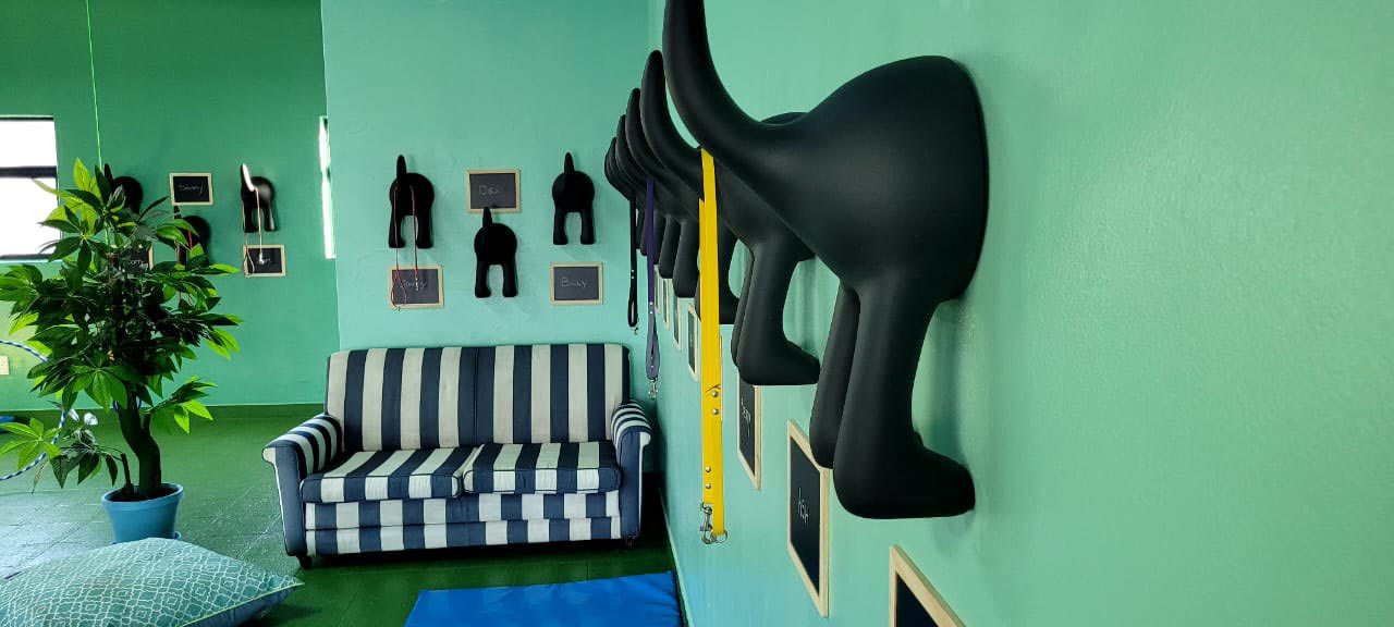 Beach-mural room with palm tree decor